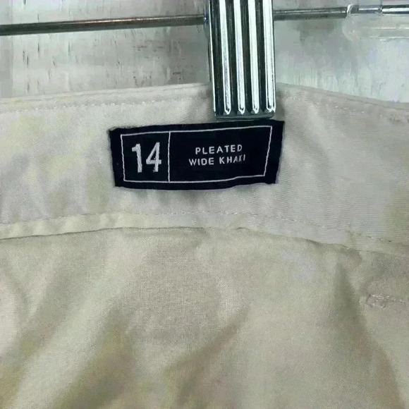 GAP Women’s Wide Leg Cream Pleated Khakis Pants 29” inseam with double enclosure - Picture 6 of 10